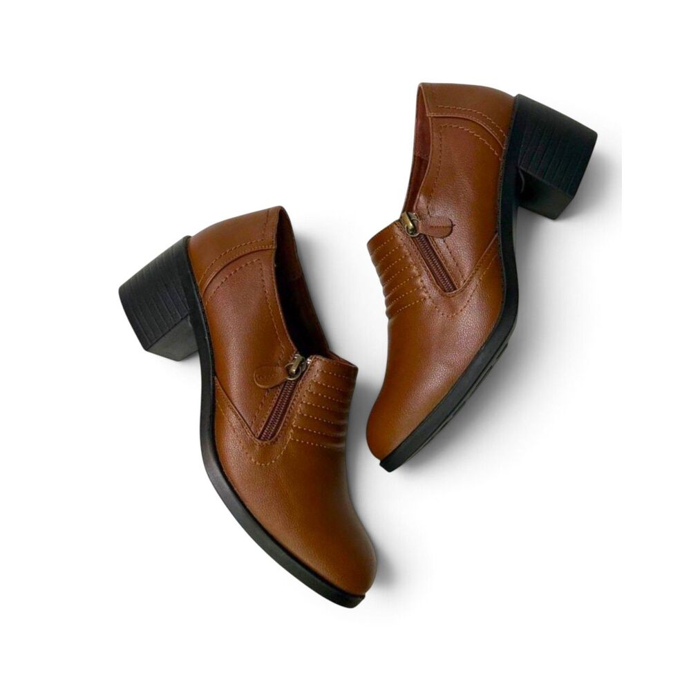 Easy Street Women's Grove Side Zip Shooties! Size 8 Wide